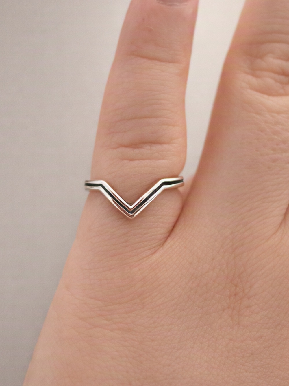 5/$25 Minimalista Chevron V Ring in Silver - Women Jewelry Size 5